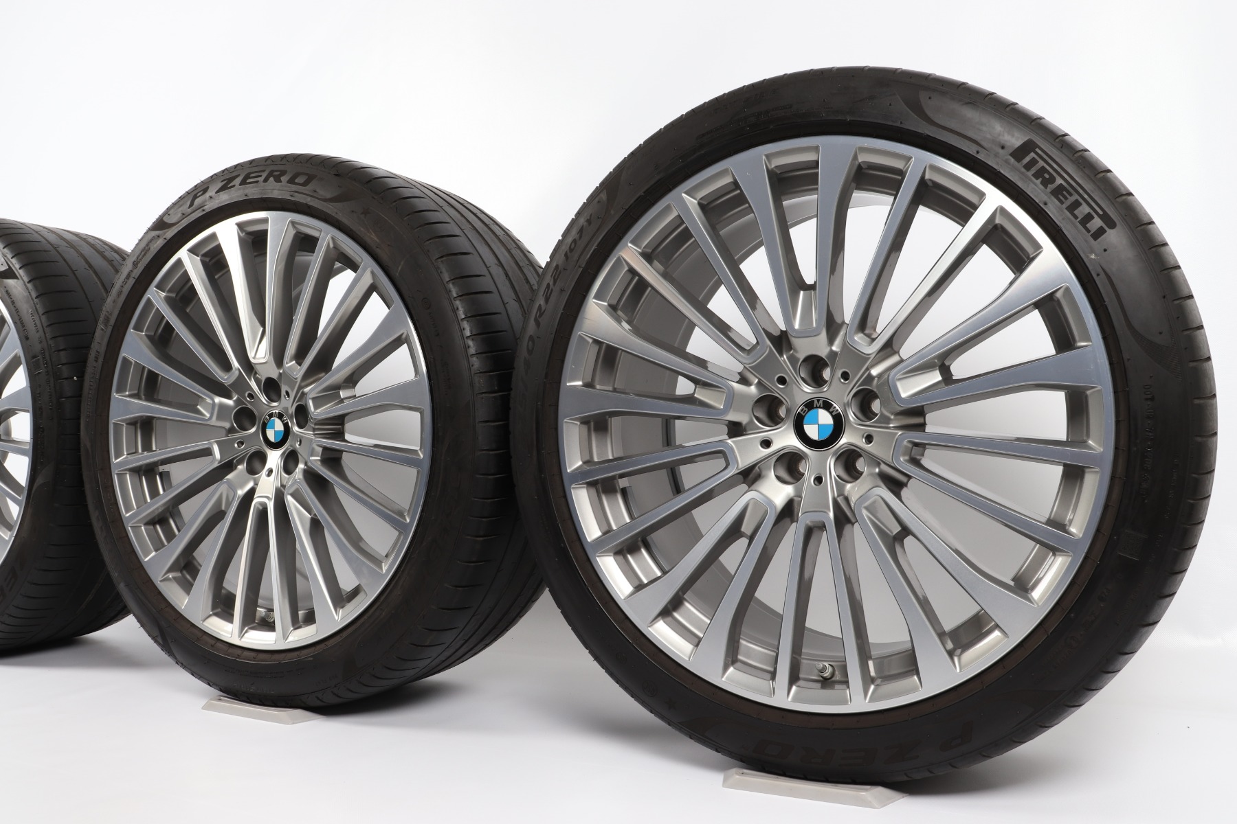 BMW Sommerkompletträder X7 G07 22 Zoll Styling 757 Y-Speiche Pirelli P Zero