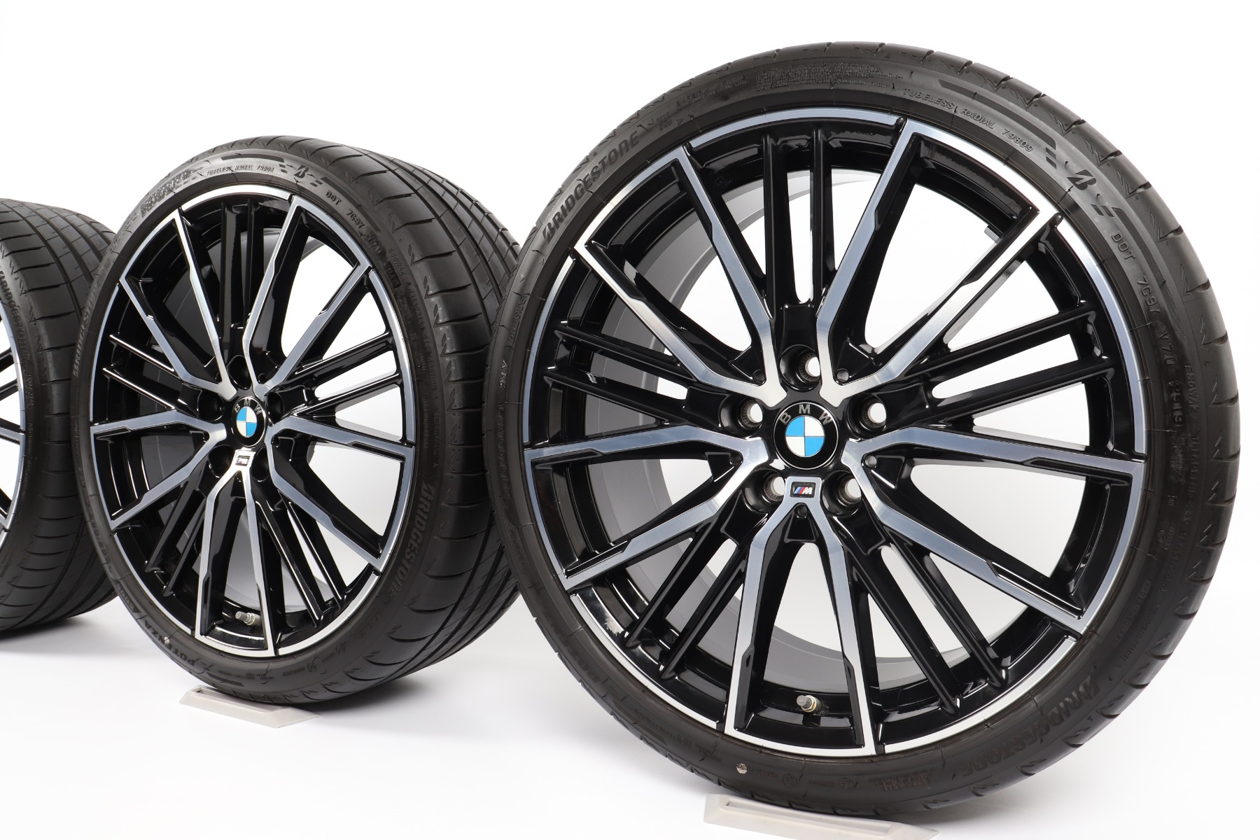 BMW Sommerkompletträder 1er F40 2er F44 19 Zoll Styling 552 M Doppelspeiche Pirelli P Zero
