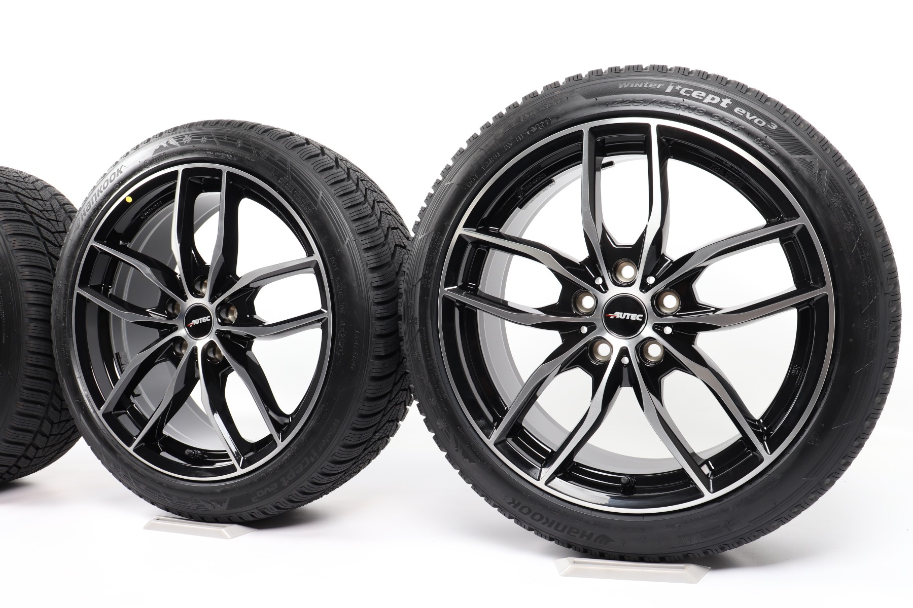 AUTEC Winterkompletträder für BMW 1er F70 18 Zoll Styling Bavaris Doppelspeiche Hankook Winter i*cept evo3 W330 XL FSL M+S 3PMSF