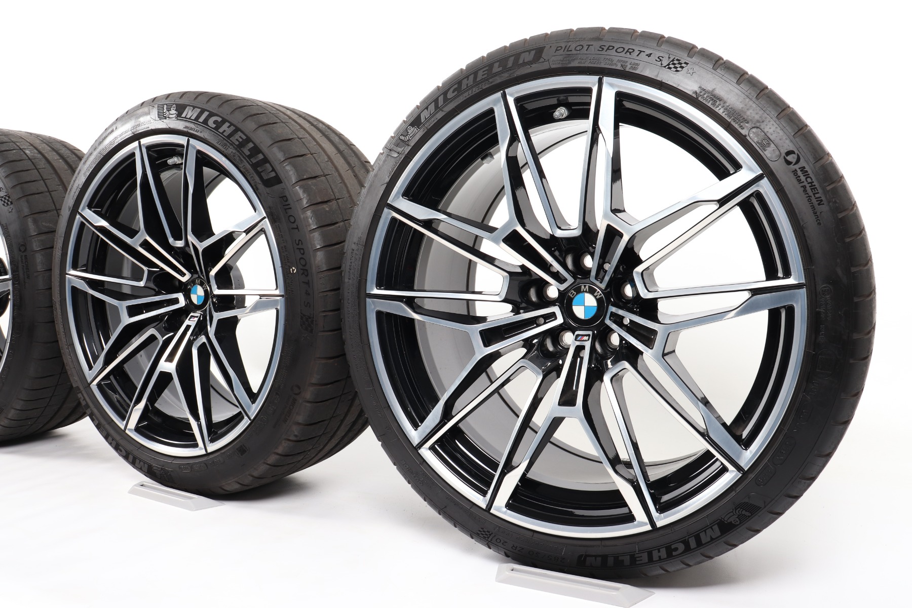 BMW Sommerkompletträder M2 G87 M3 G80 M4 G82 G83 19 Zoll Styling 825 M Doppelspeiche Pirelli P Zero