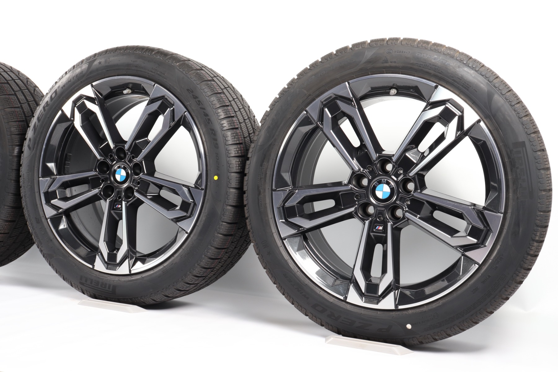 BMW Winterkompletträder X1 U11 iX1 U11 X2 U10 iX2 U10 19 Zoll Styling 871 M Doppelspeiche Pirelli P Zero Winter