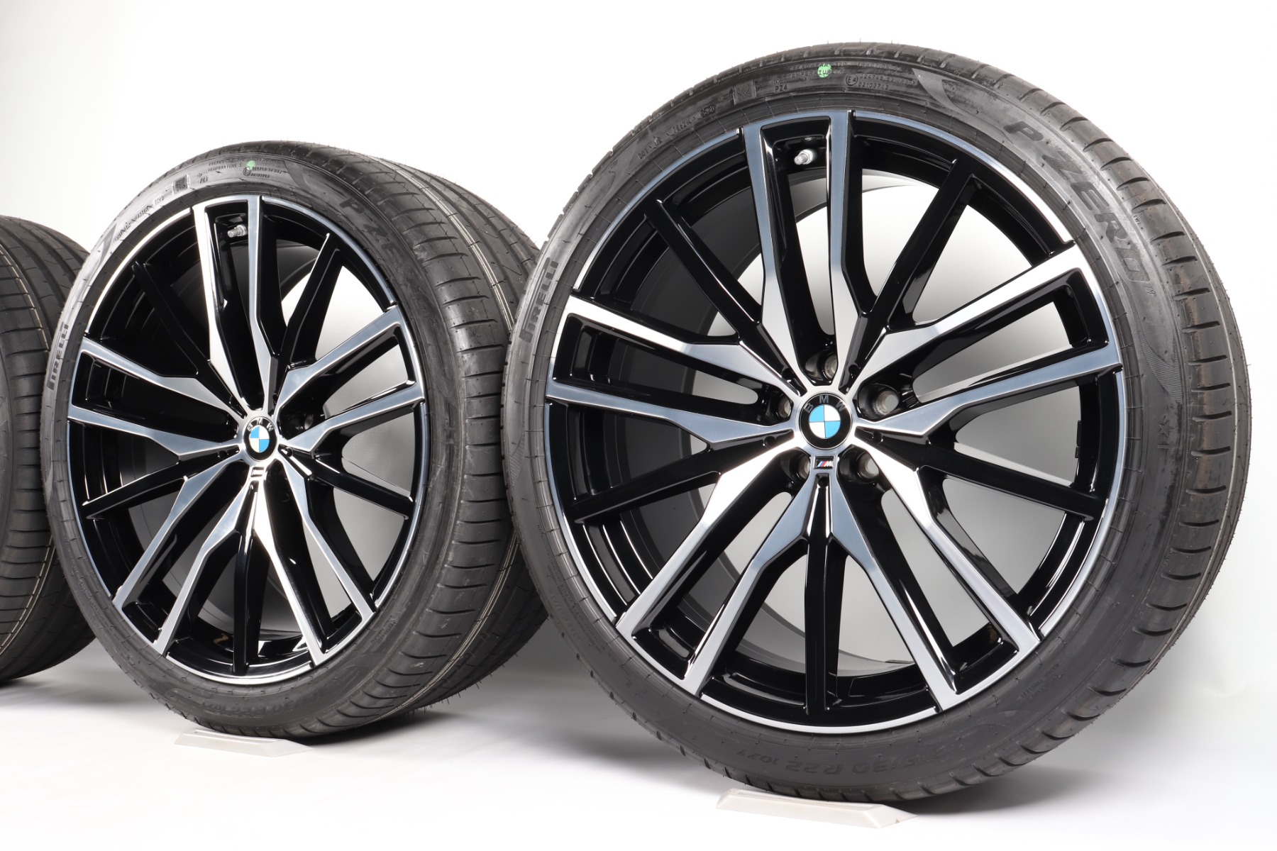BMW Sommerkompletträder X5 G05 X6 G06 22 Zoll Styling 742 M Doppelspeiche Pirelli P Zero