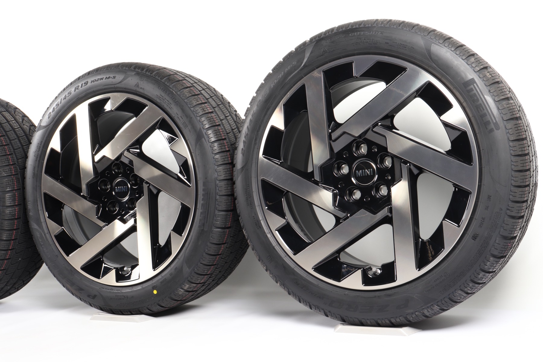 MINI Winterkompletträder U25 Countryman 19 Zoll Styling Kaleido Spoke 947 Pirelli P Zero Winter