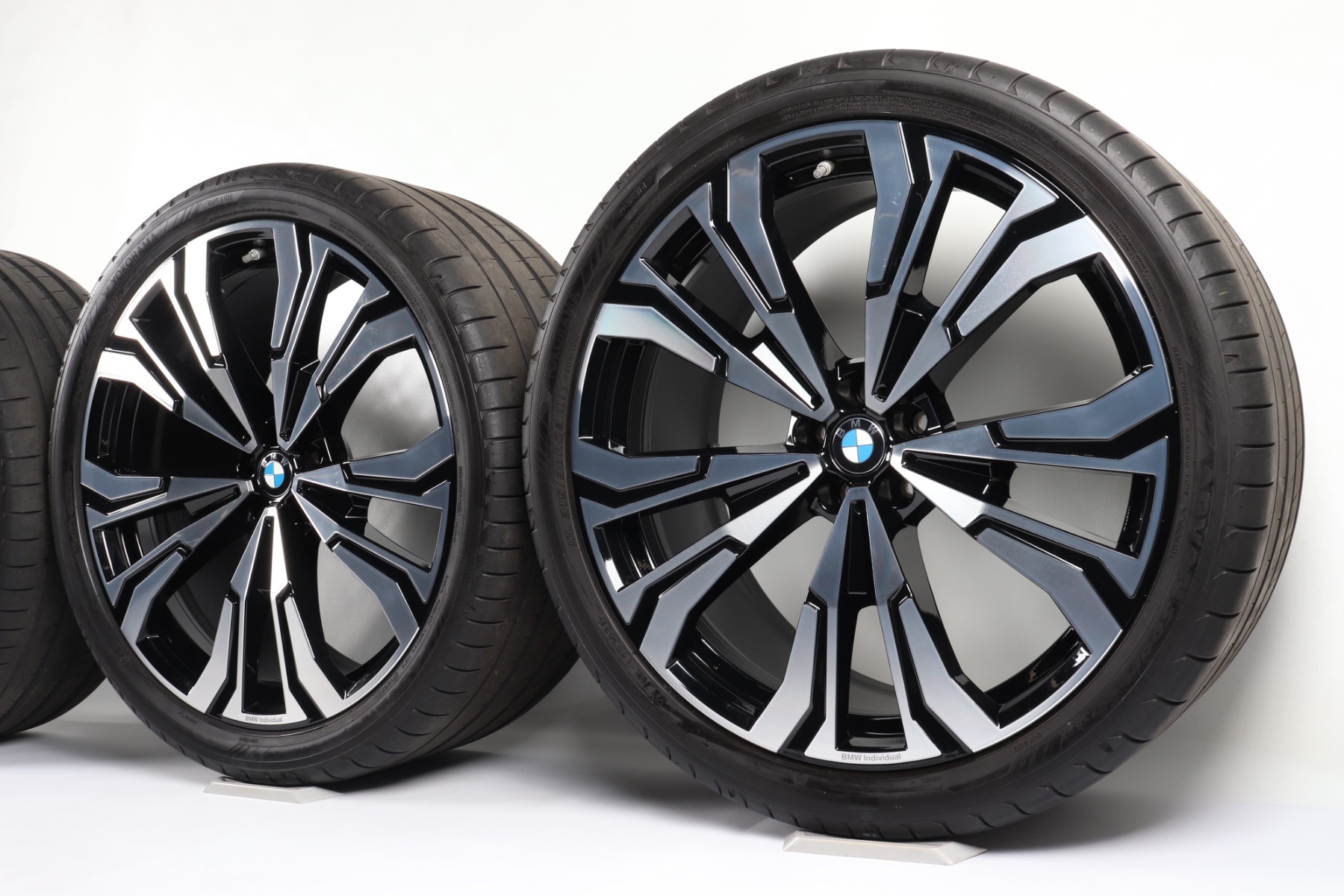 BMW Sommerkompletträder X7 G07 23 Zoll Styling 914 Individual V-Speiche Yokohama ADVAN Sport V107