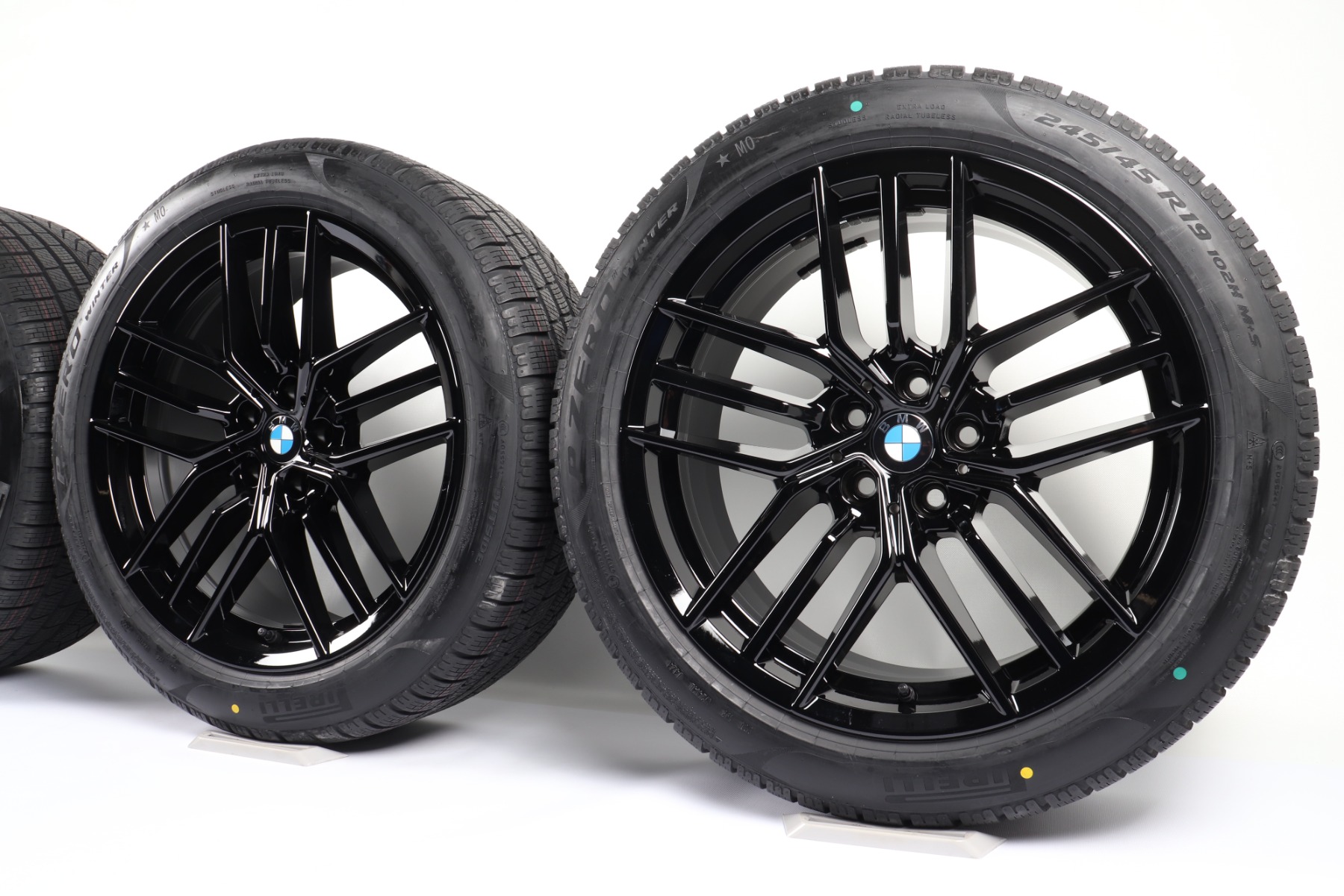 BMW Winterkompletträder 5er G60 G61 i5 G60 19 Zoll Styling 933 Dreifachspeiche Continental Winter Contact TS860S