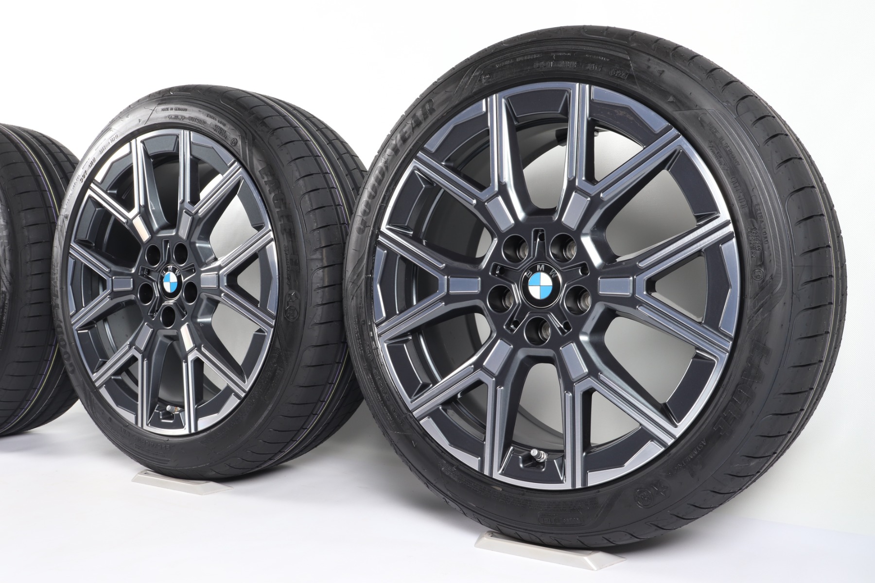 BMW Sommerkompletträder 2er F74 1er F70 18 Zoll Styling 974 Y-Speiche Goodyear Eagle F1 Asymmetric 3