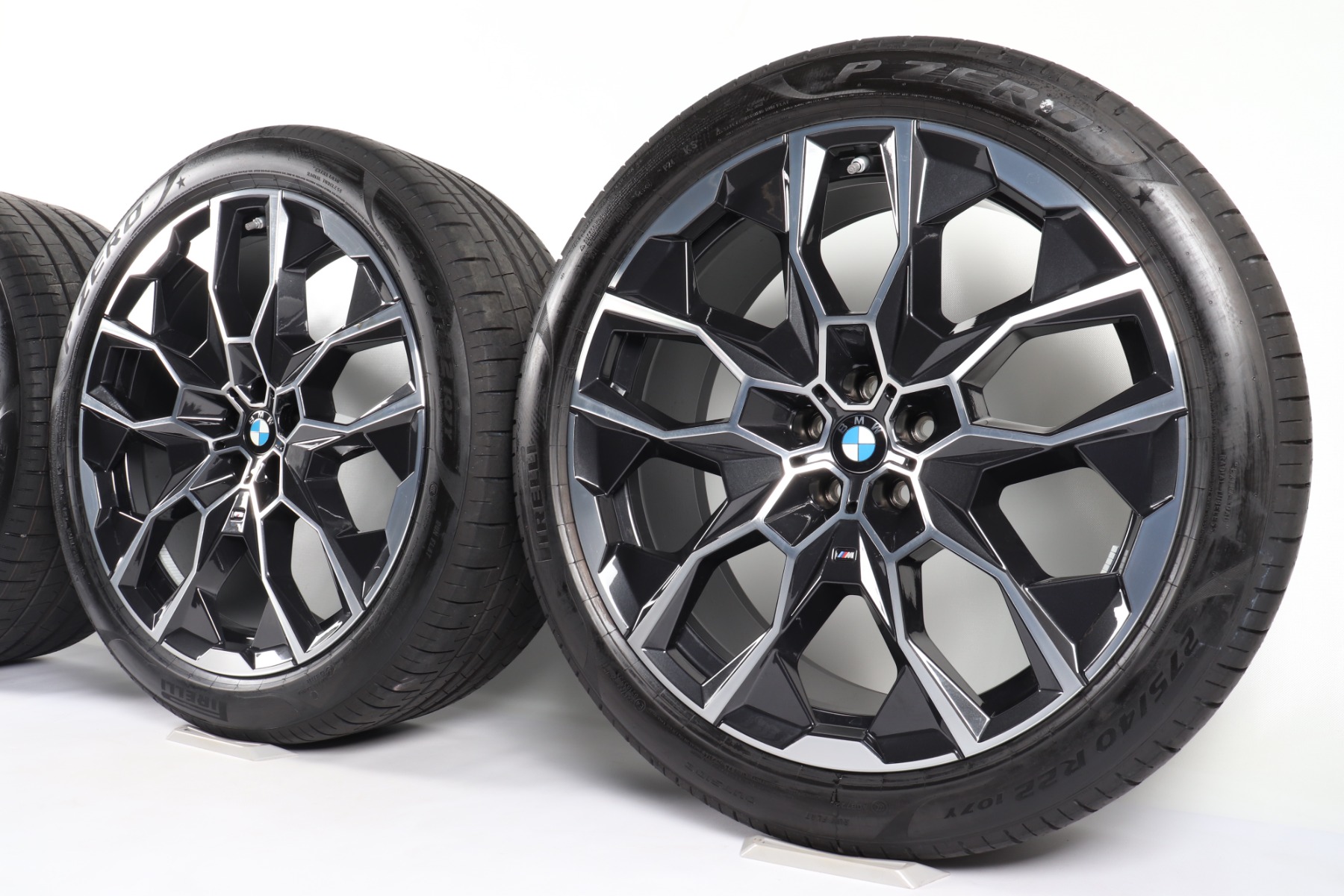 BMW Sommerkompletträder X7 G07 22 Zoll Styling 913 M Doppelspeiche Pirelli P Zero