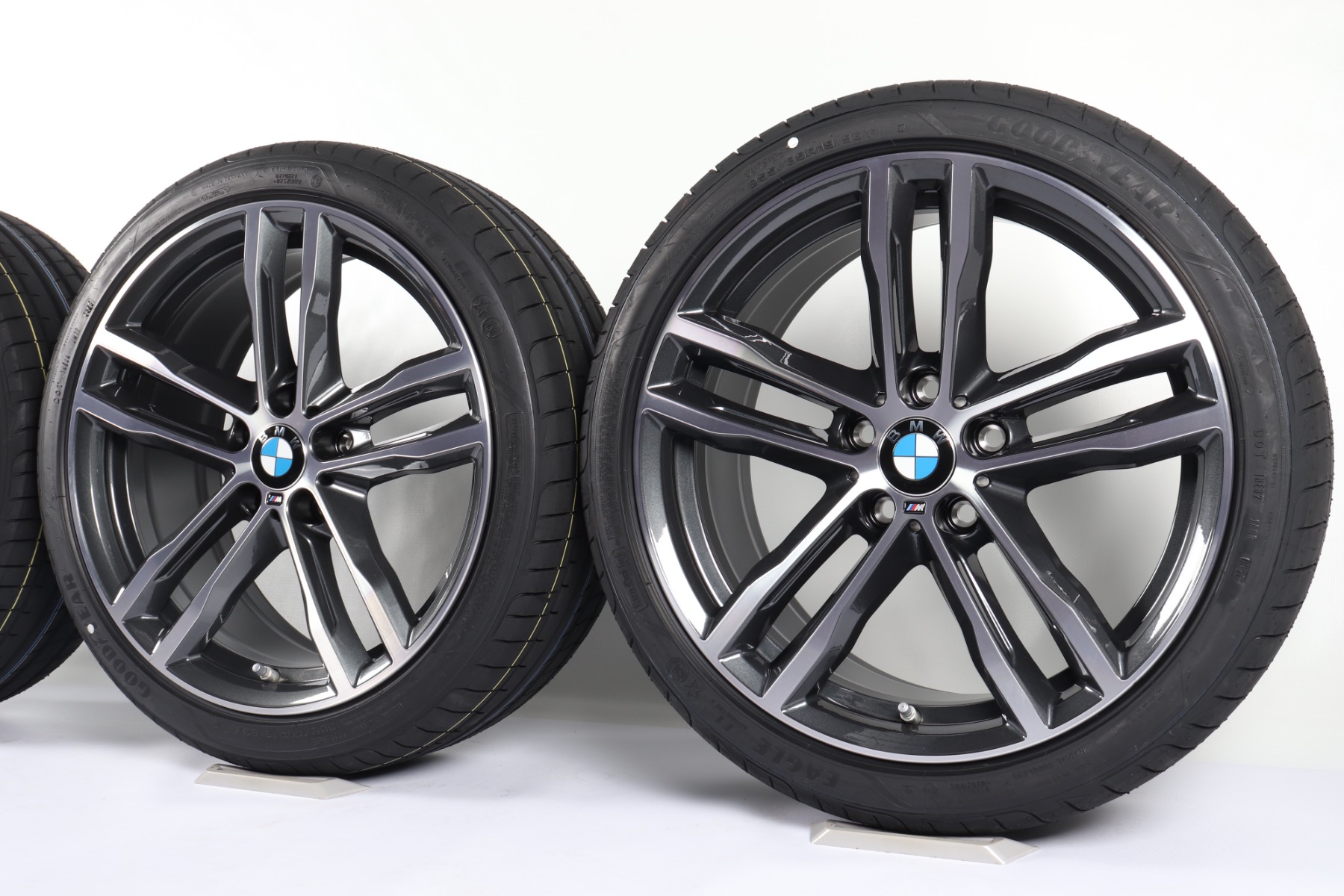 BMW Sommerkompletträder 3er F30 F31 4er F32 F33 F36 19 Zoll Styling 704 M Doppelspeiche Pirelli P Zero
