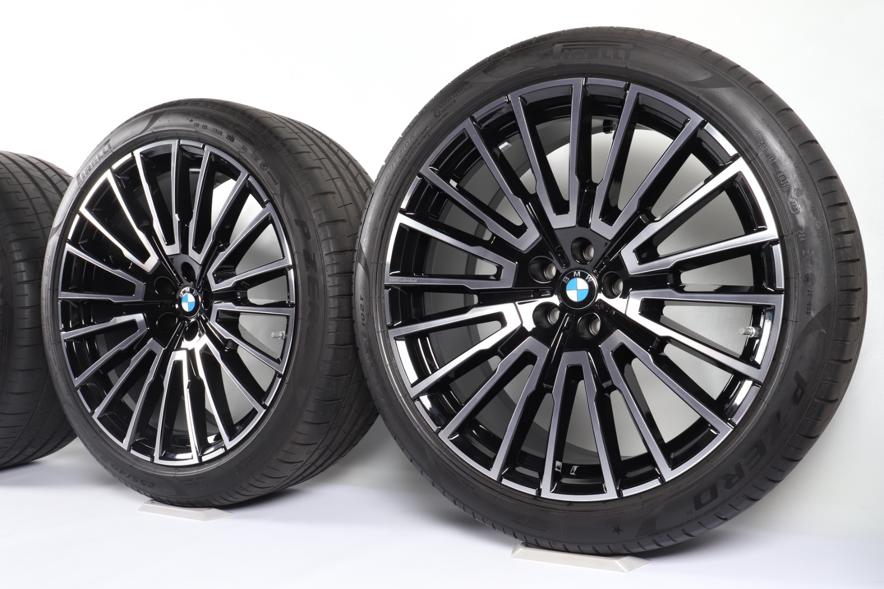 BMW Sommerkompletträder 7er G70 i7 G70 21 Zoll Styling 1055i Vielspeiche Pirelli P Zero