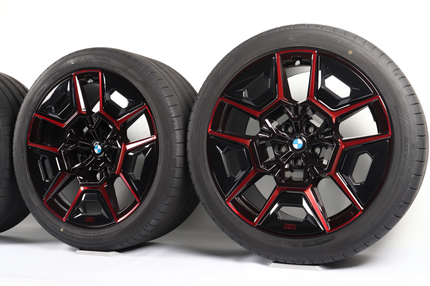 BMW Sommerkompletträder XM G09 22 Zoll Styling 922 Label Red M Doppelspeiche Yokohama Advan Sport V107