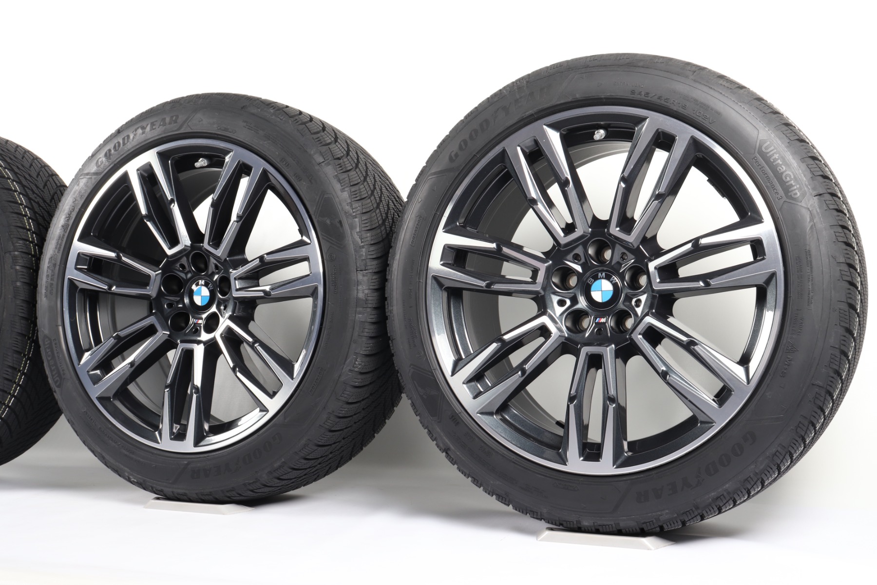 BMW Winterkompletträder 5er G60 G61 i5 G60 19 Zoll Styling 935 M Doppelspeiche Goodyear UltraGrip Performance 3