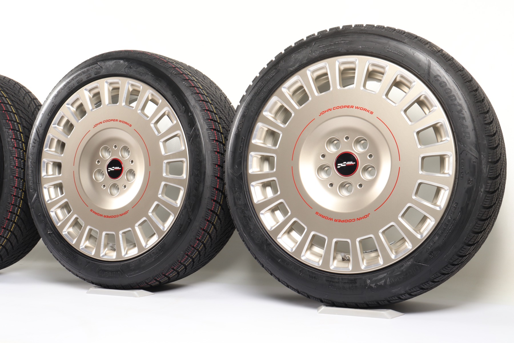 MINI Winterkompletträder J05 18 Zoll Styling JCW Rallye Spoke 992 Goodyear Ultra Grip Performance 3