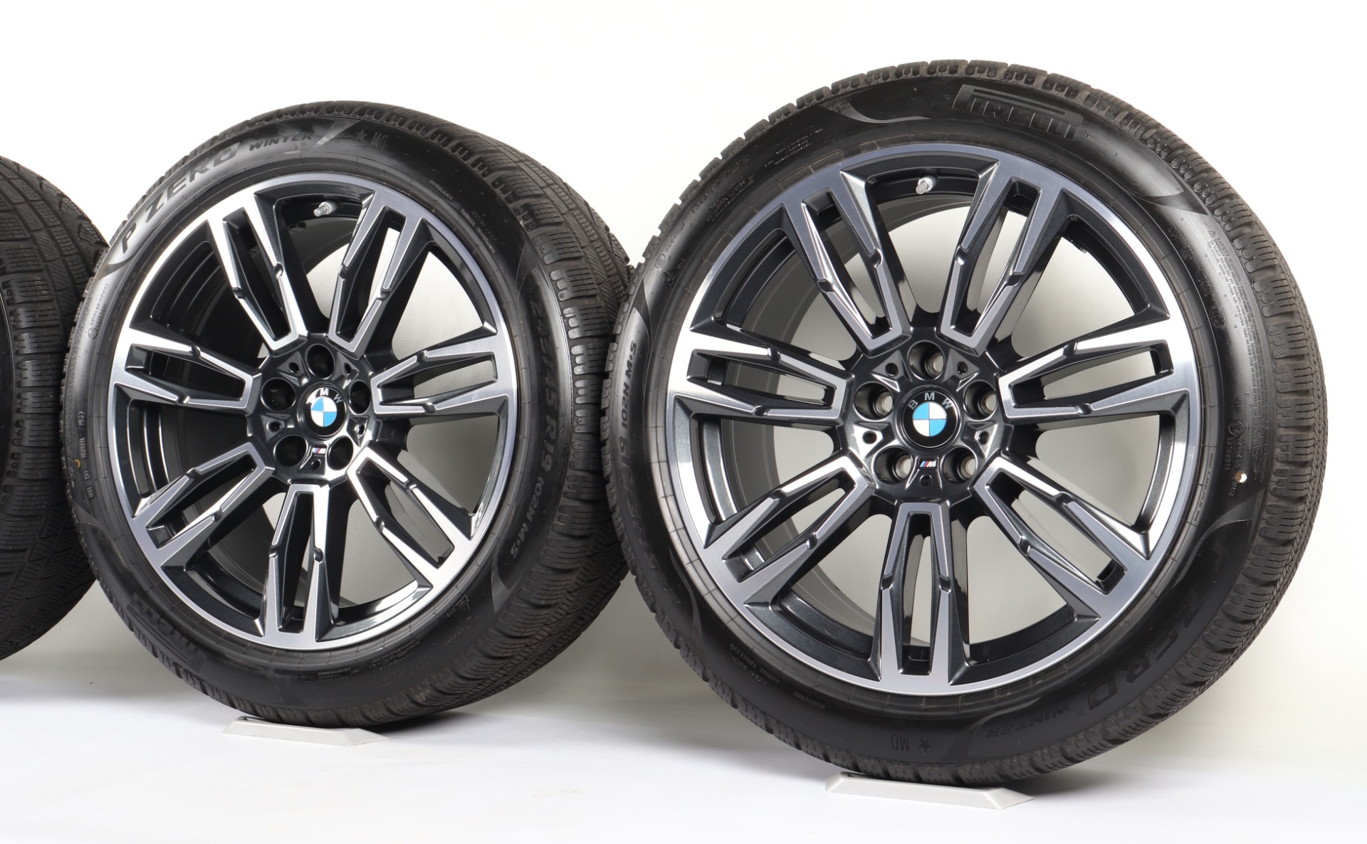 BMW Winterkompletträder 5er G60 G61 i5 G60 19 Zoll Styling 935 M Doppelspeiche Pirelli P Zero Winter