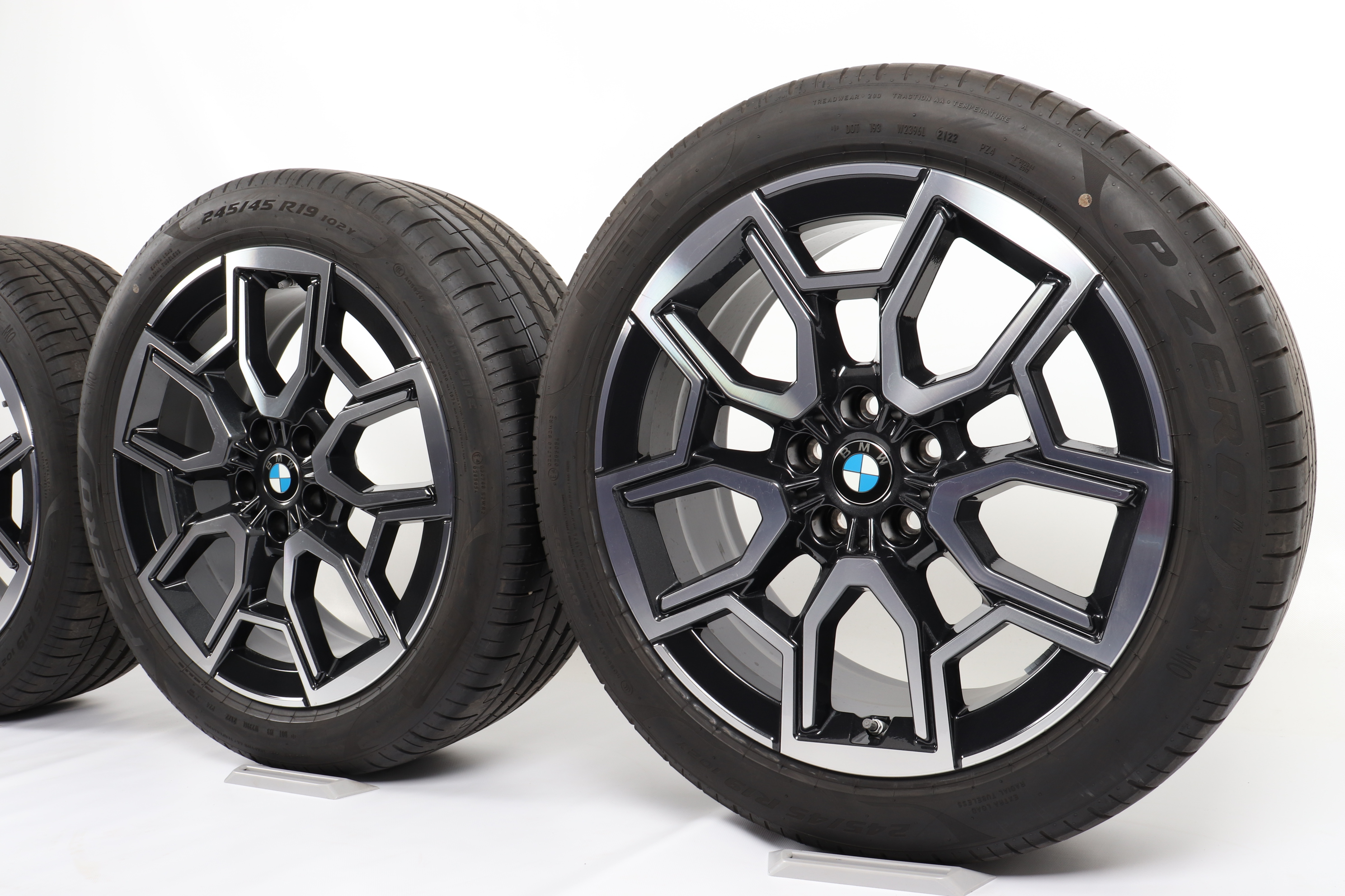 BMW Sommerkompletträder X1 U11 iX1 U11 X2 U10 iX2 U10 19 Zoll Styling 867 V-Speiche Pirelli P Zero