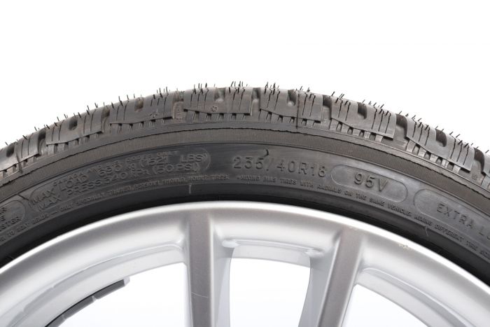 BMW Winterkompletträder M2 F87 18 Zoll 640 M Doppelspeiche RDC silber 