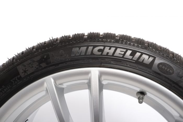 BMW Winterkompletträder M2 F87 18 Zoll 640 M Doppelspeiche RDC silber 