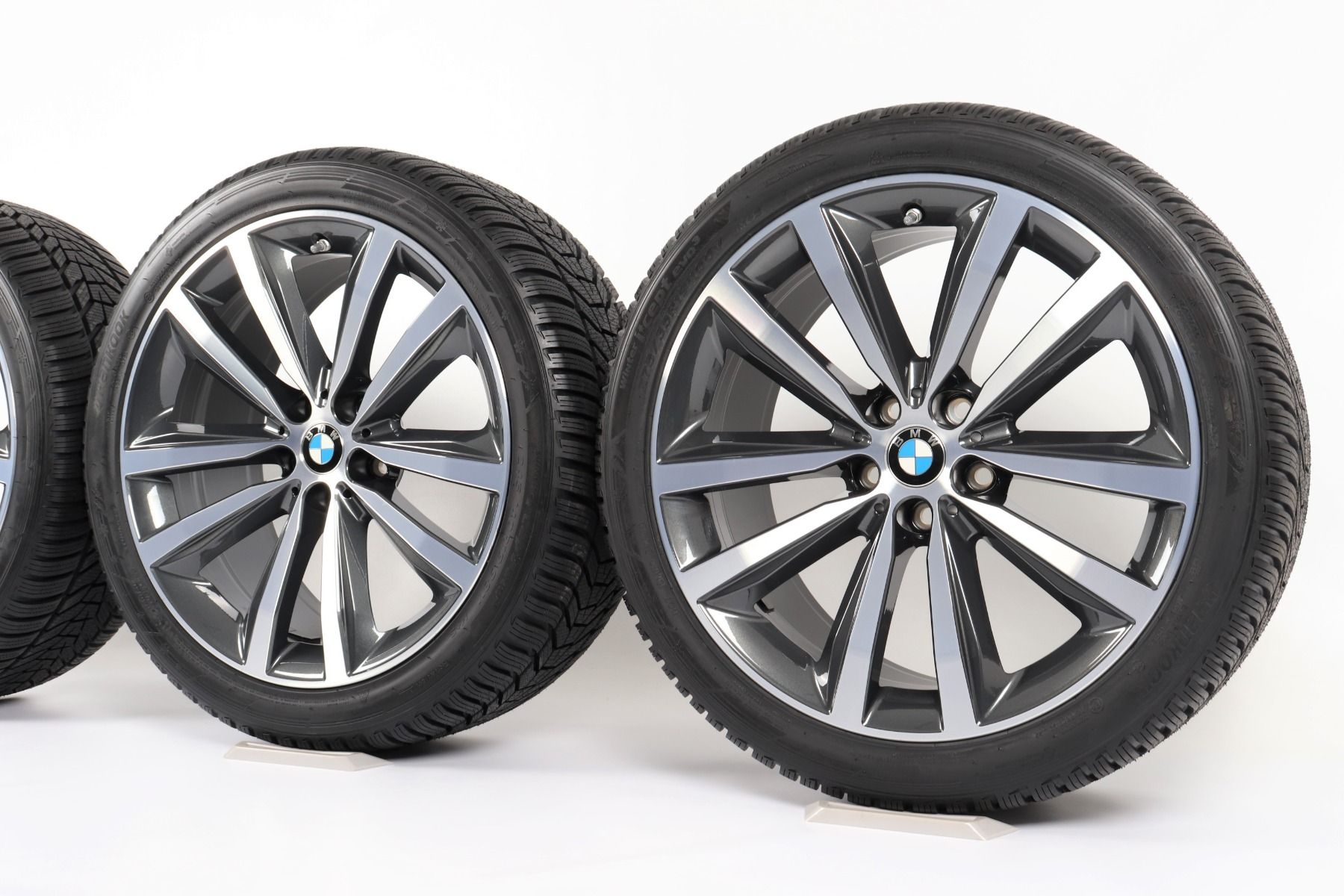 BMW Winterkompletträder 8er G14 G15 G16 19 Zoll Styling 690 Doppelspeiche