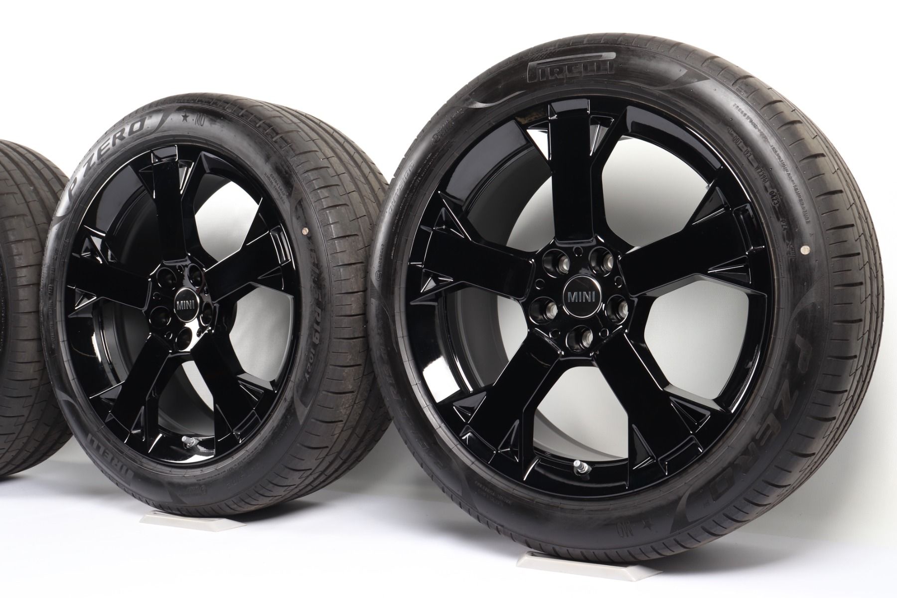 MINI Sommerkompletträder U25 Countryman 19 Zoll Styling JCW Runway Spoke 948