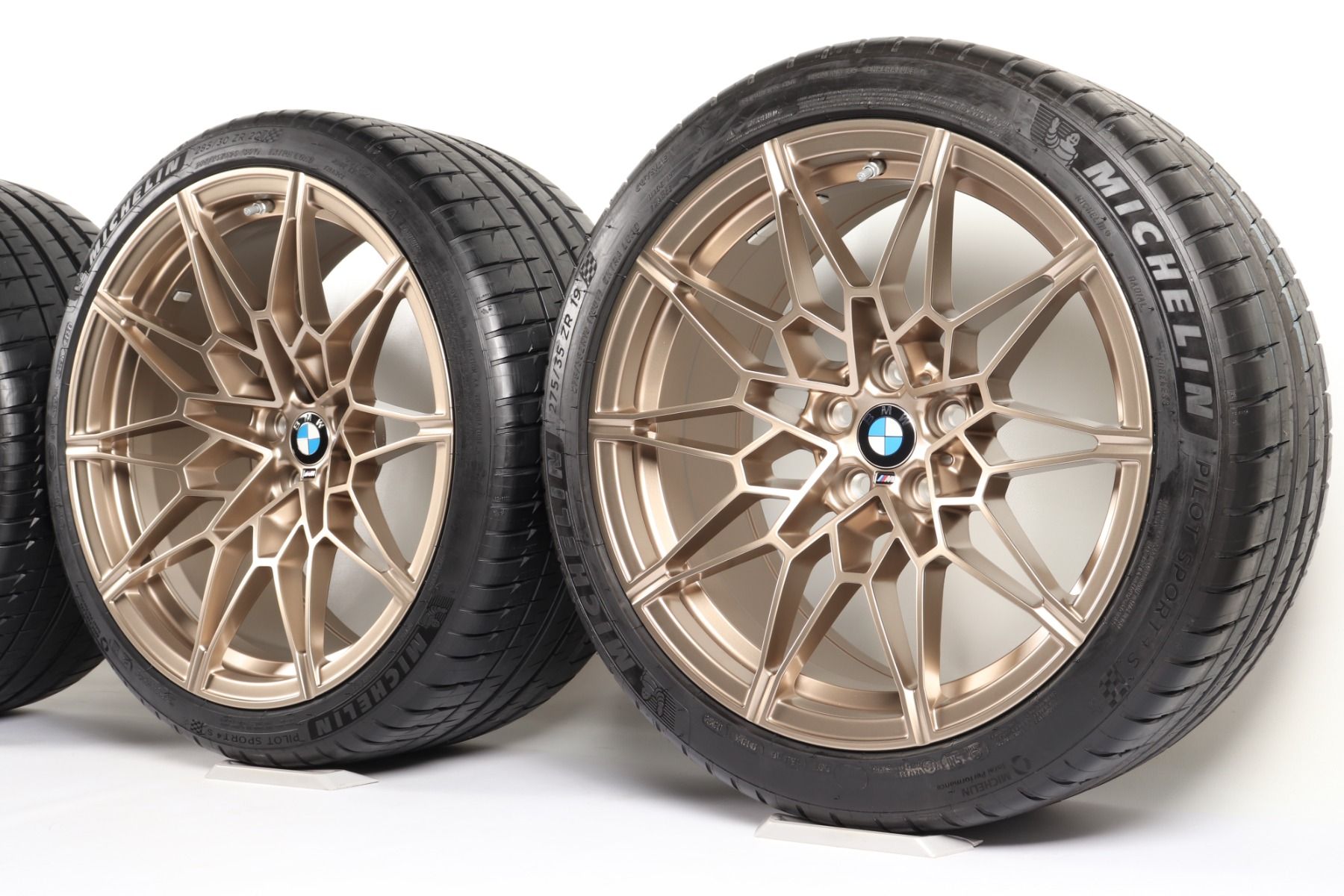 BMW Sommerkompletträder M2 G87 M3 G80 G81 M4 G82 G83 19 Zoll Styling 826 M Doppelspeiche