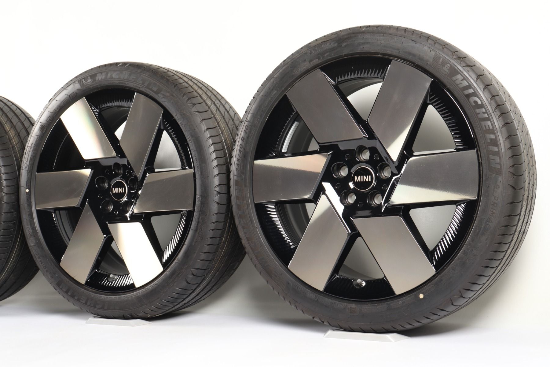 MINI Sommerkompletträder U25 Countryman 20 Zoll Styling Windmill Spoke 2-tone Design 946