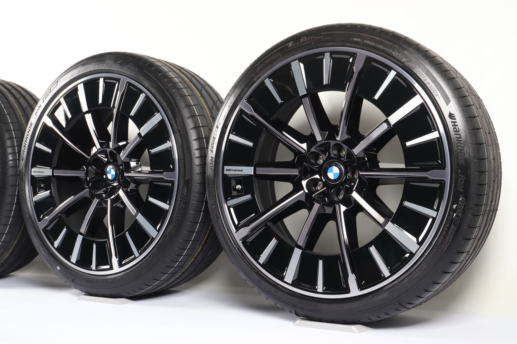 BMW Winterkompletträder iX3 NA5 iX4 NA7 22 Zoll Styling 1053i Aerodynamik