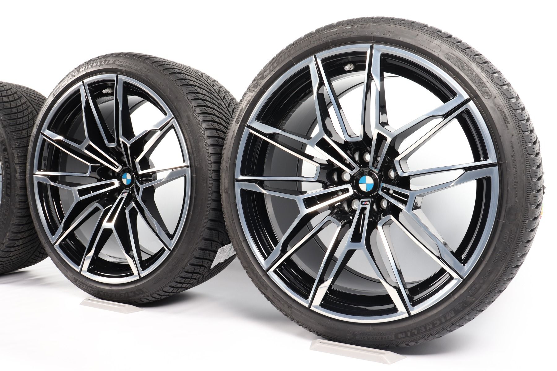 BMW Winterkompletträder M2 G87 M3 G80 M4 G82 G83 19 Zoll Styling 825 M Doppelspeiche